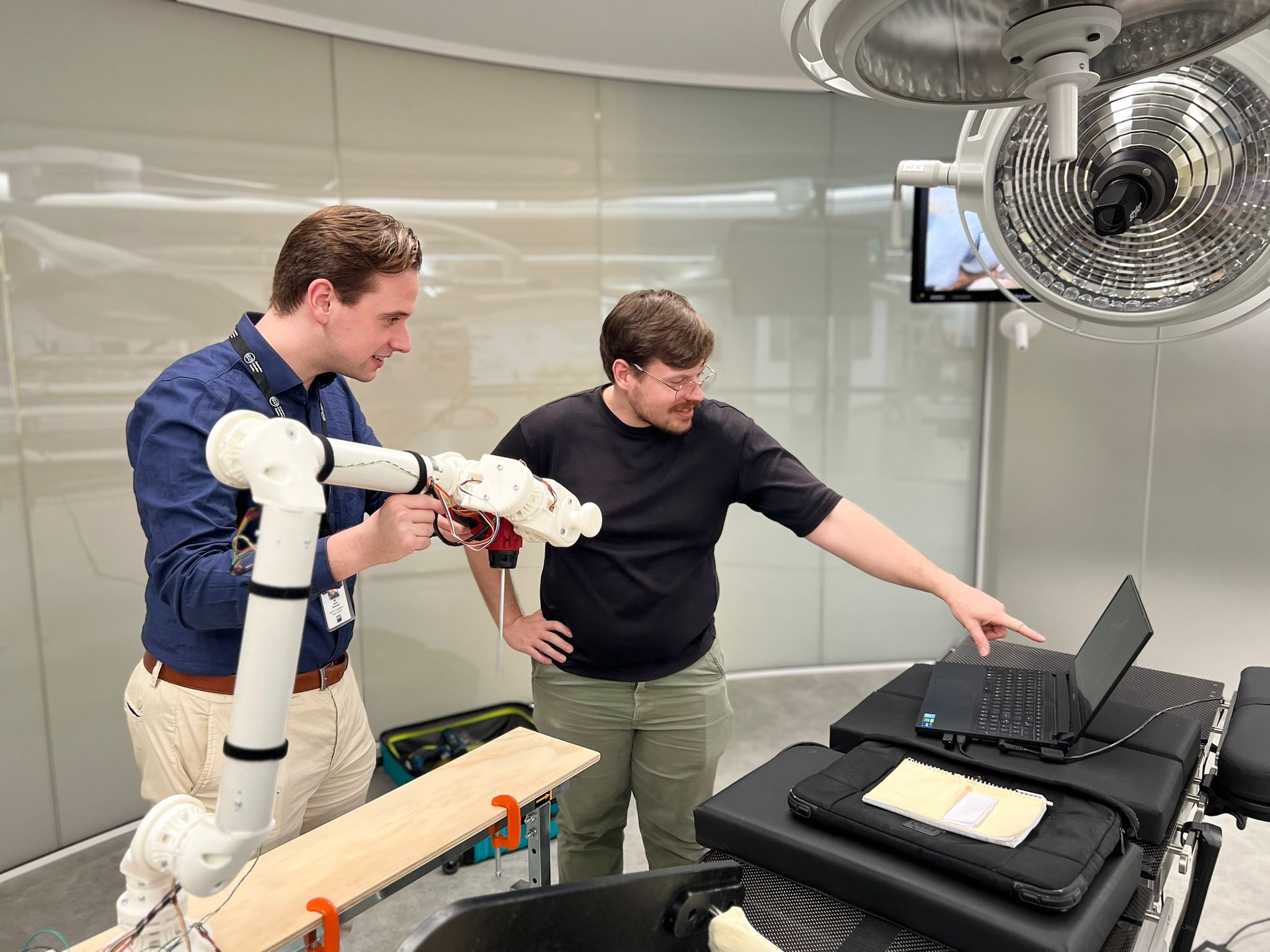 “Exploring Human-Robot Interaction: James Dwyer’s Seminar on Mechamimicry and Prototyping Tools”